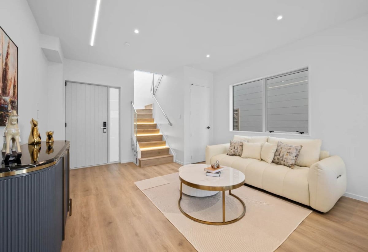 For rent, Standalone 4 beds 2 baths townhouse with garage, available 29th June, 9D Juliet Avenue, Howick, Auckland