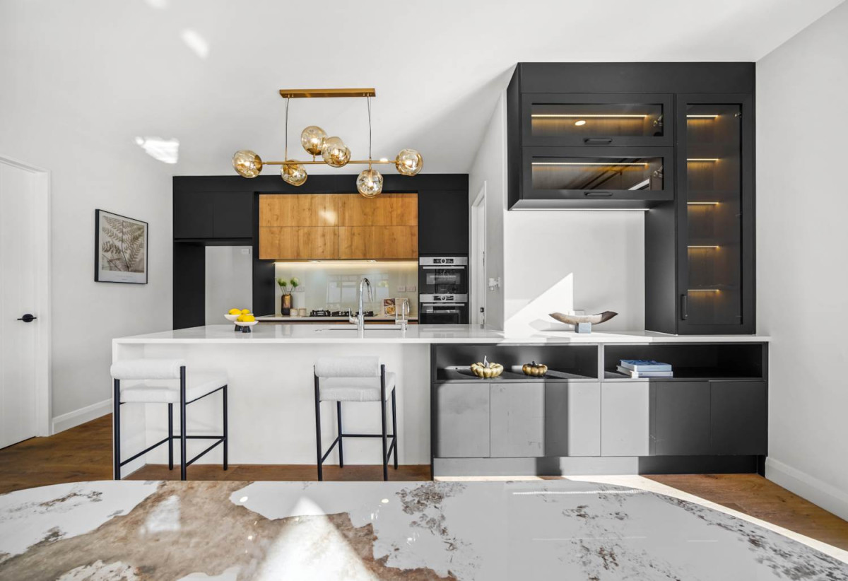 750m2 section backs directly onto a reserve, 2 kitchens 6 beds (2 ensuites) 5 baths house, triple garage, 2 beds granny, 9 Wyon Way, Flat Bush, Auckland