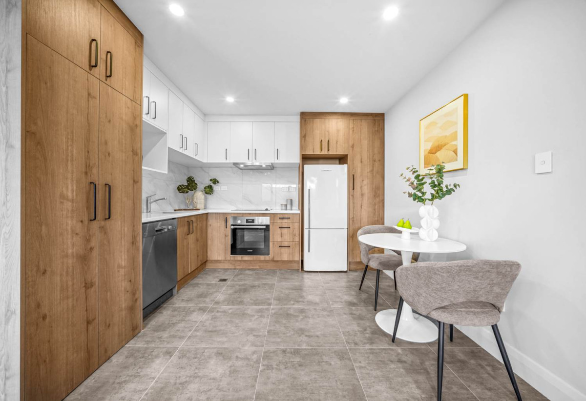 750m2 section backs directly onto a reserve, 2 kitchens 6 beds (2 ensuites) 5 baths house, triple garage, 2 beds granny, 9 Wyon Way, Flat Bush, Auckland