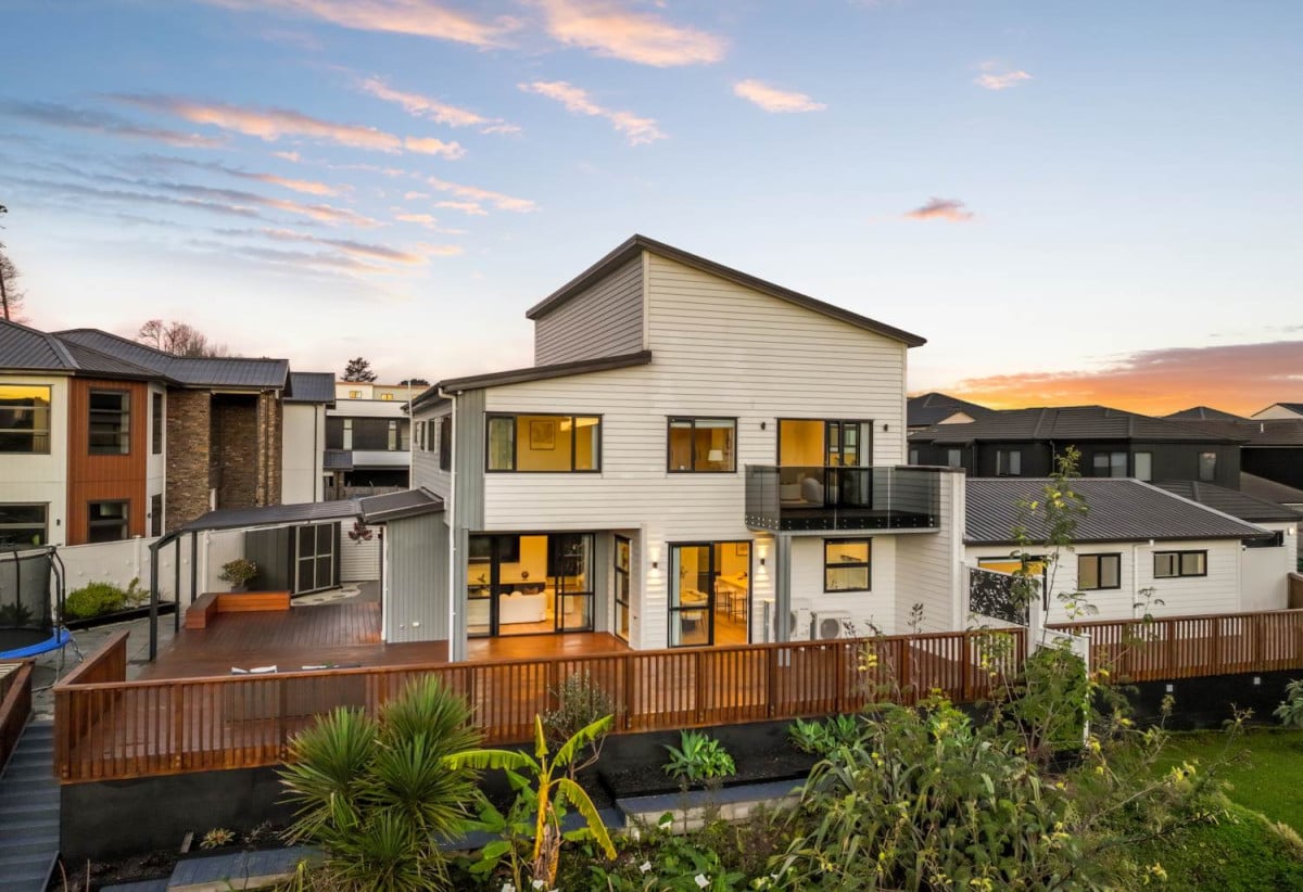 750m2 section backs directly onto a reserve, 2 kitchens 6 beds (2 ensuites) 5 baths house, triple garage, 2 beds granny, 9 Wyon Way, Flat Bush, Auckland