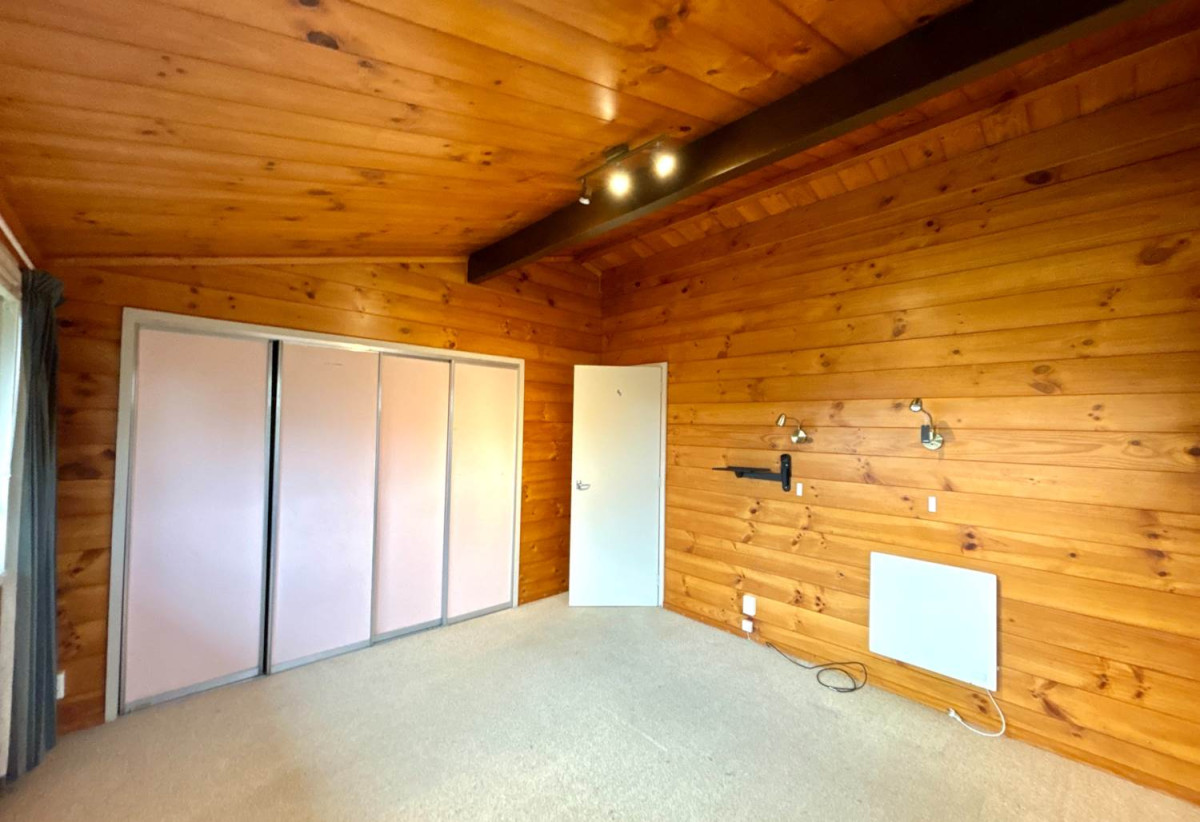 For rent, Macleans College zone, 3 beds 1 bath house with garage, available 3rd July, 4 Micawber Place, Mellons Bay