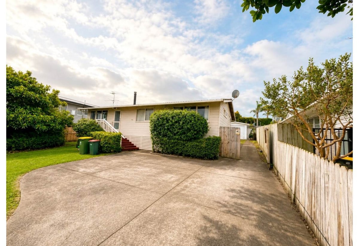 For rent, Macleans College zone, 3 beds 1 bath house with garage, available 3rd July, 4 Micawber Place, Mellons Bay