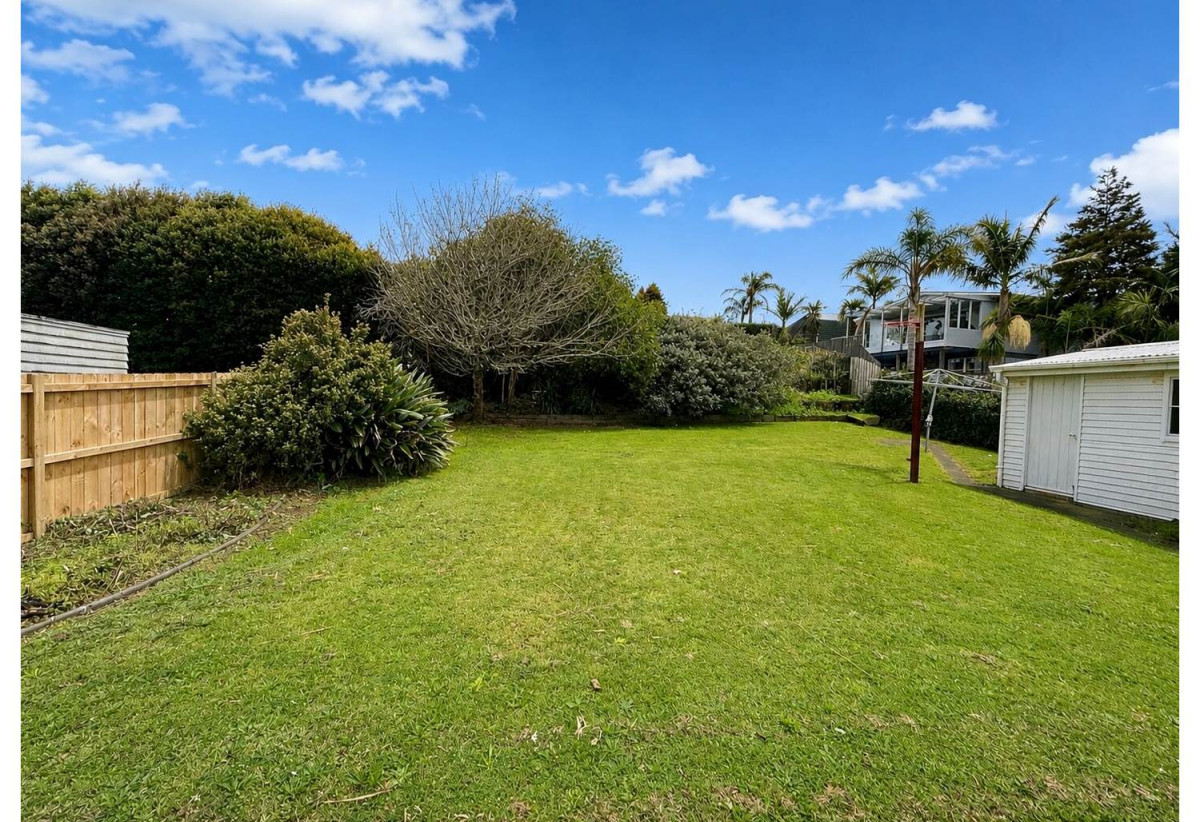 For rent, Macleans College zone, 3 beds 1 bath house with garage, available 3rd July, 4 Micawber Place, Mellons Bay