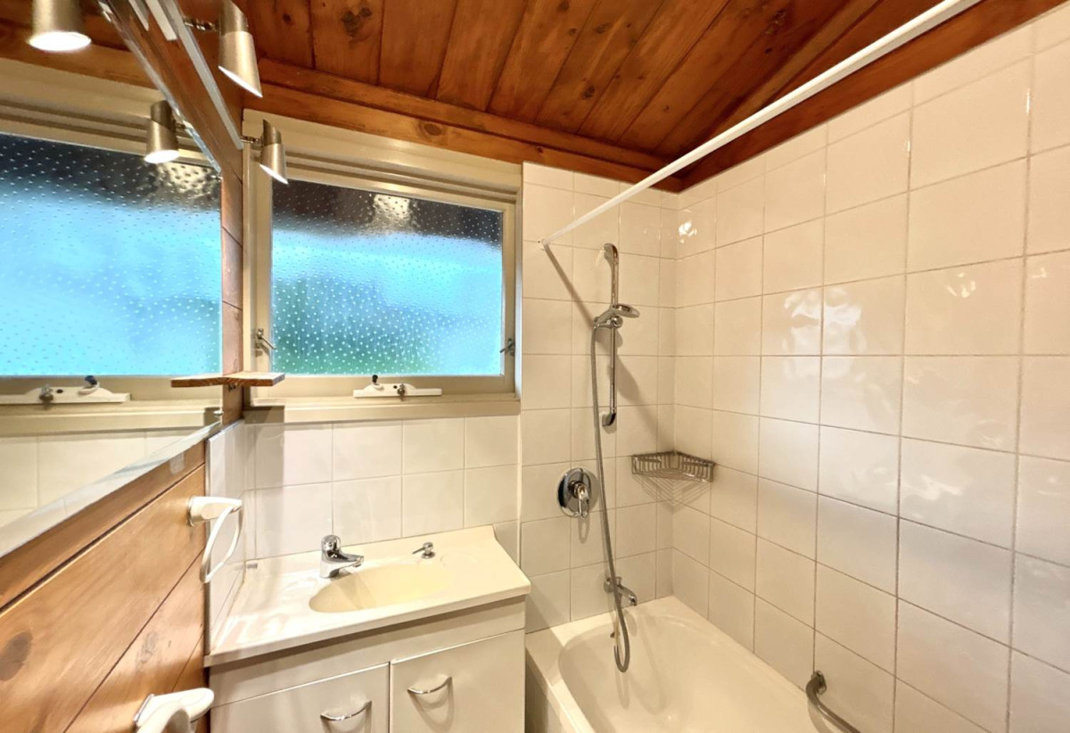 For rent, Macleans College zone, 3 beds 1 bath house with garage, available 3rd July, 4 Micawber Place, Mellons Bay