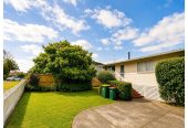For rent, Macleans College zone, 3 beds 1 bath house with garage, available 3rd July, 4 Micawber Place, Mellons Bay