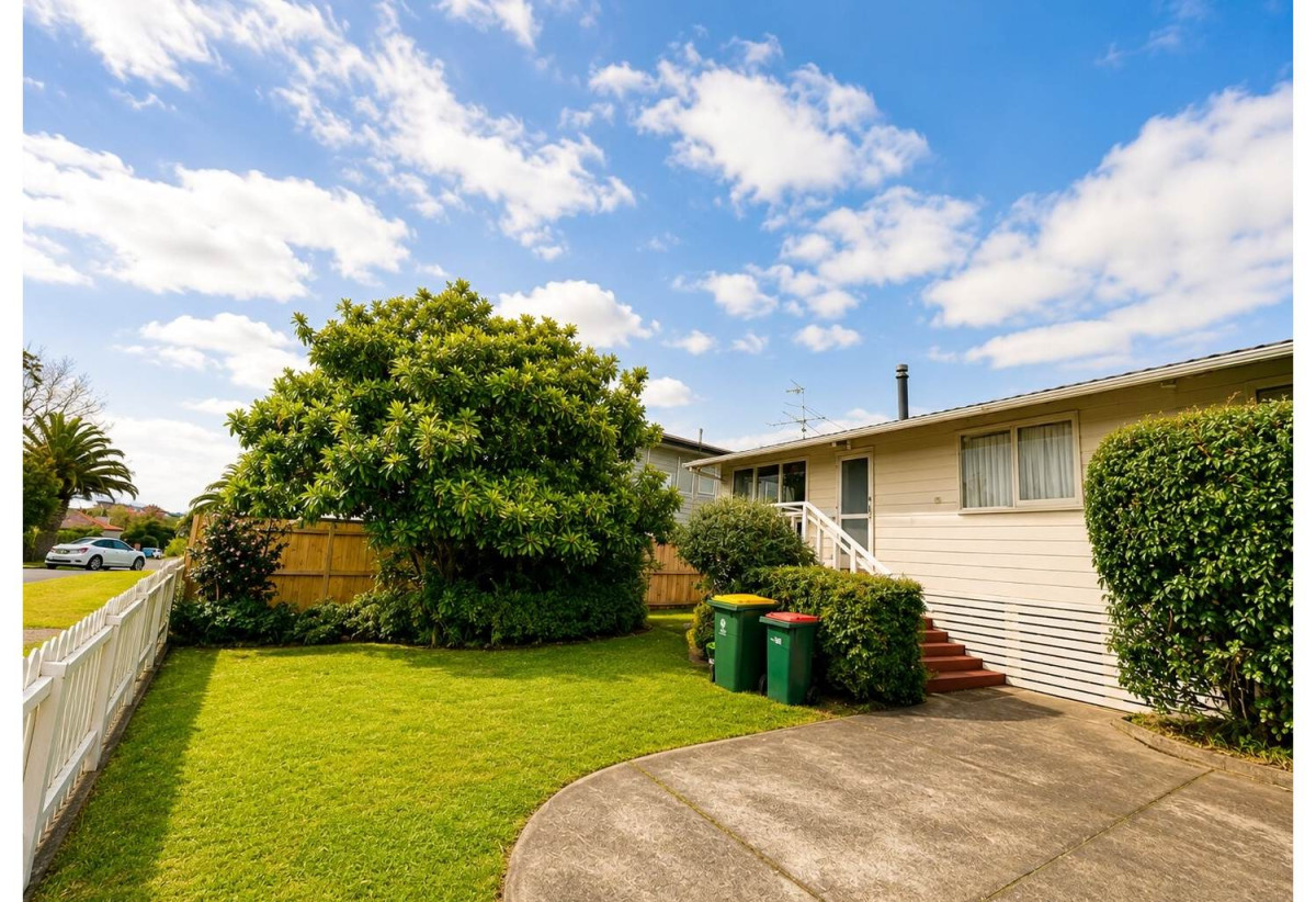 For rent, Macleans College zone, 3 beds 1 bath house with garage, available 3rd July, 4 Micawber Place, Mellons Bay