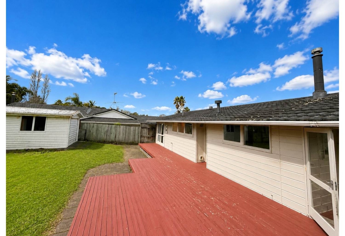 For rent, Macleans College zone, 3 beds 1 bath house with garage, available 3rd July, 4 Micawber Place, Mellons Bay