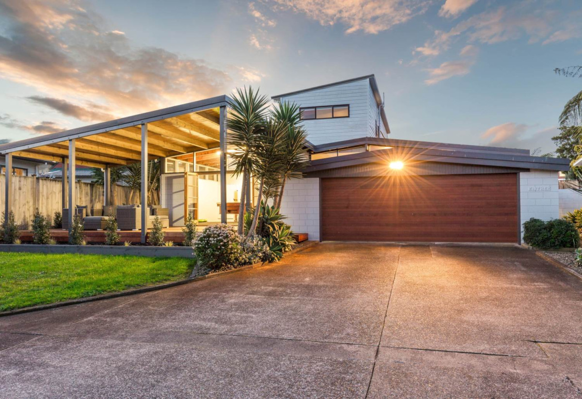 For rent, Macleans College zone, 4 beds 3 baths house with double garage, available 10th July, 16 Sorrel Crescent, Bucklands Beach, Auckland