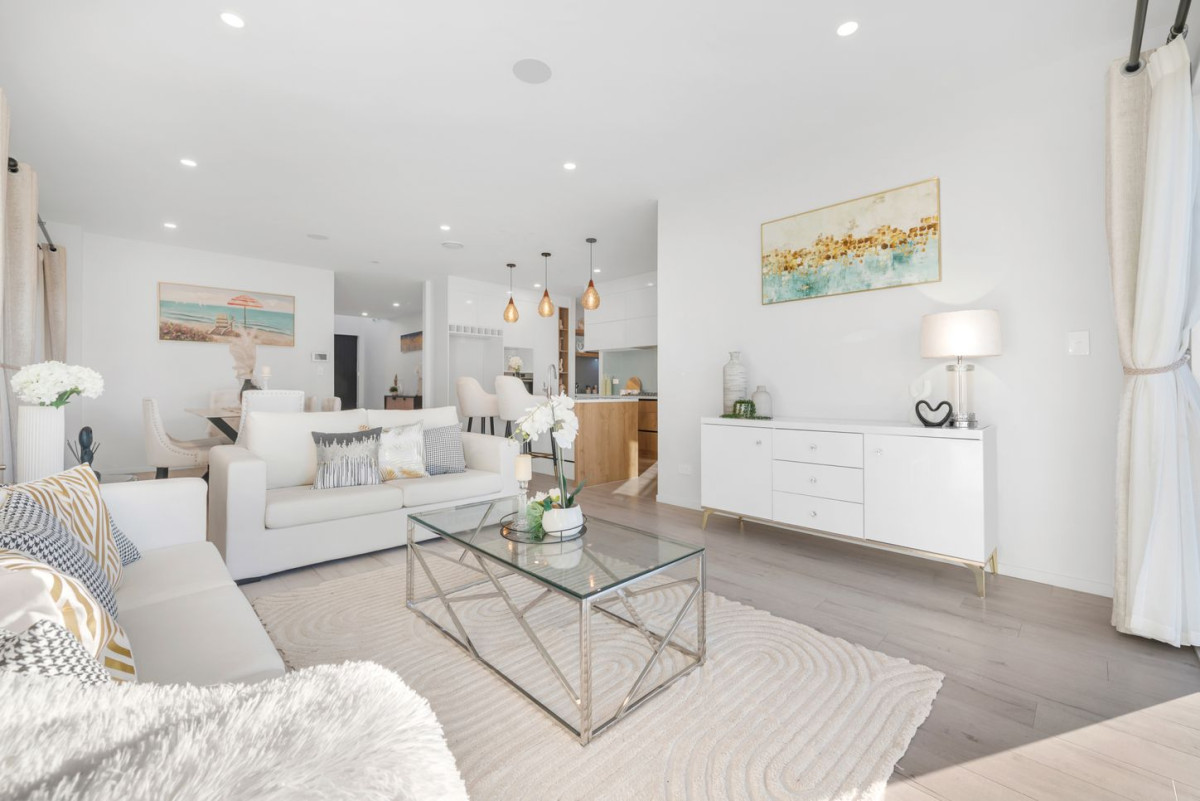 Mission Heights school zone, 2 Kitchens, Clever 1 + 5 layout, 6 beds (3 ensuites) 4.5 baths house, double garage, 34 Kilcooley Road, Flat Bush, Auckland