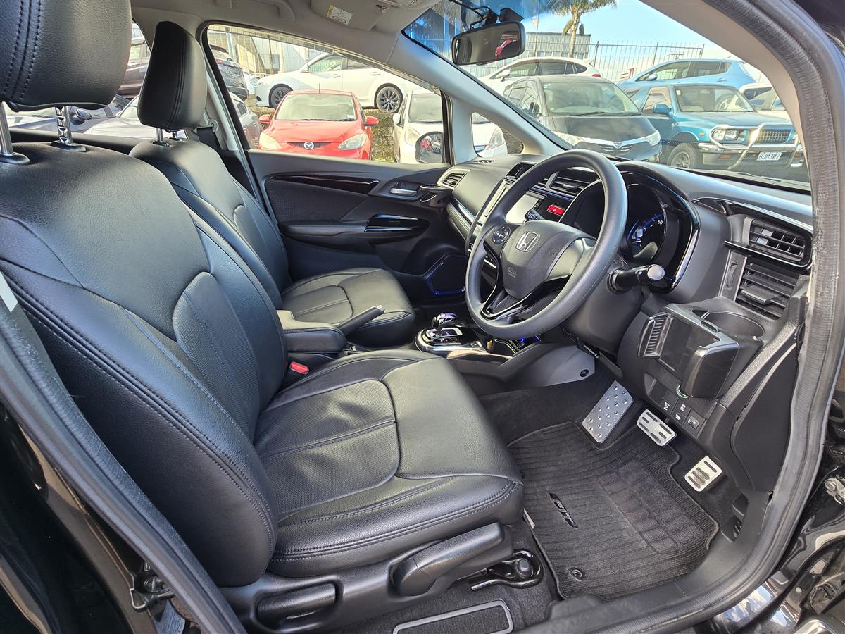 2016 Honda Fit Hybrid !! Leather Seats !! Superb condition !! Hatchback Automatic, 5 seats, Black, Hybrid, 1,490 cc, 94,779 km