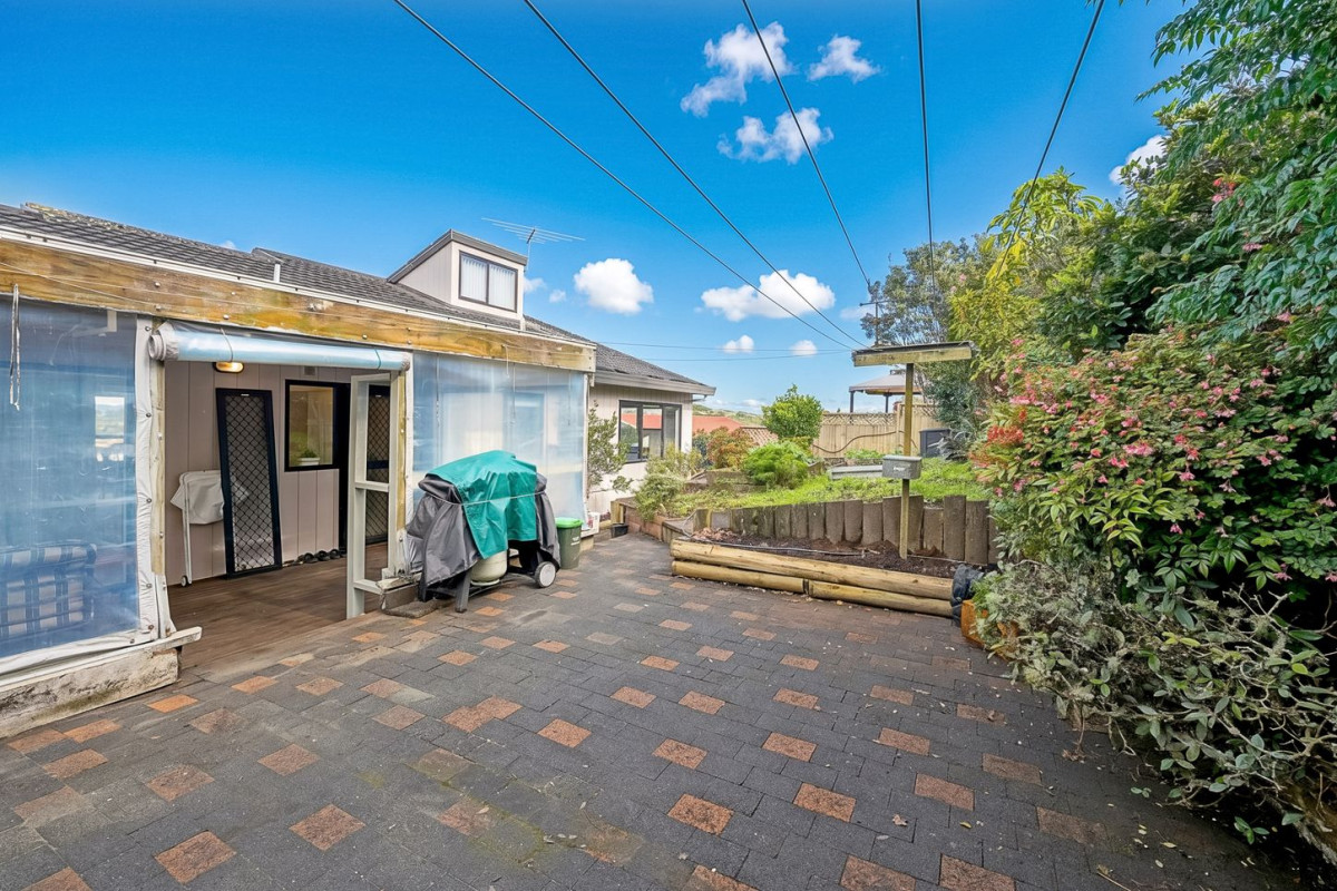 Owners Downsizing After 26 Years, 624m2 section, 190m2 3 beds 2 baths house with double garage, Zoned for the highly regarded Marina View School and Hobsonville Point Secondary School, with Marina View School just a short walk away, 112 West Harbour Drive, West Harbour, Auckland