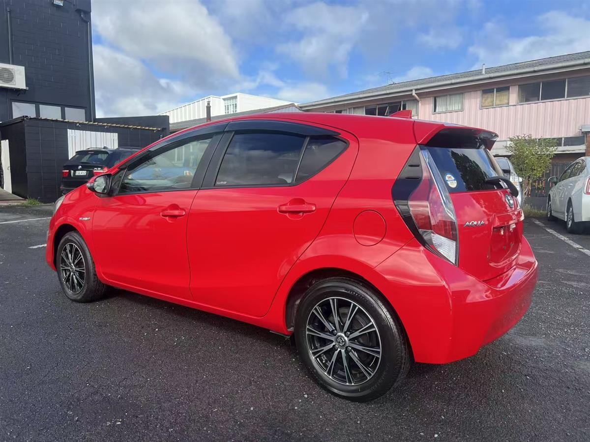 2015 Toyota Aqua Hatchback Automatic, 5 seats, Petrol, 1,496 cc, 119,748 km