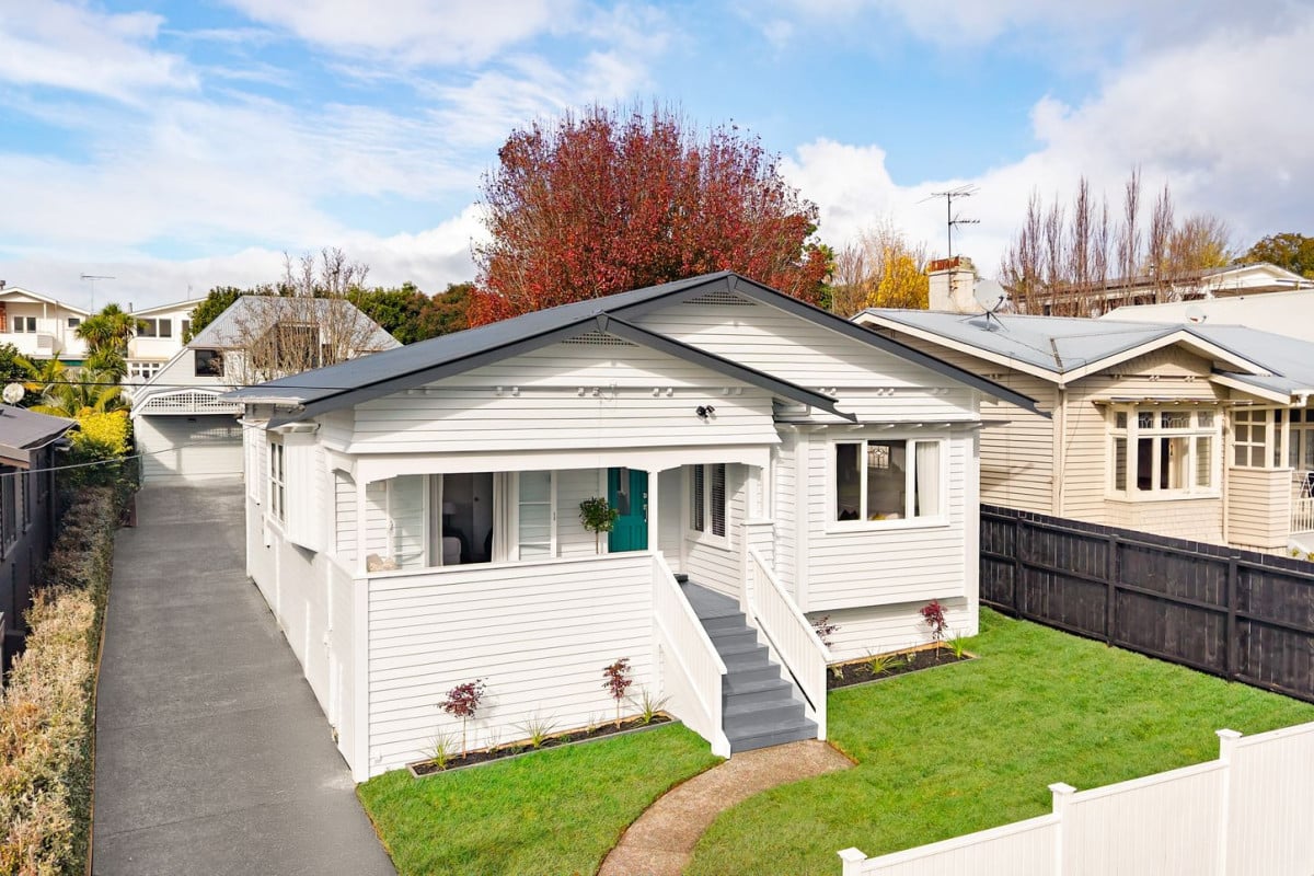 152m2 Renovated 3 beds 2 baths house with double carport, heritage charm with modern ease – a residence designed for those who appreciate authenticity, quality, and a lifestyle to match. 94 West End Road, Westmere, Auckland