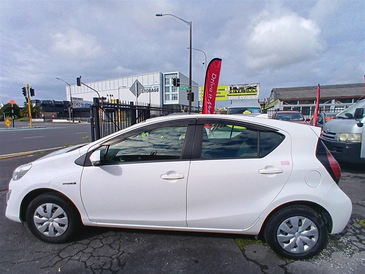2017 Toyota Aqua Petrol Hybrid Hatchback Automatic, 5 seats, 1,496 cc, 199,341 km