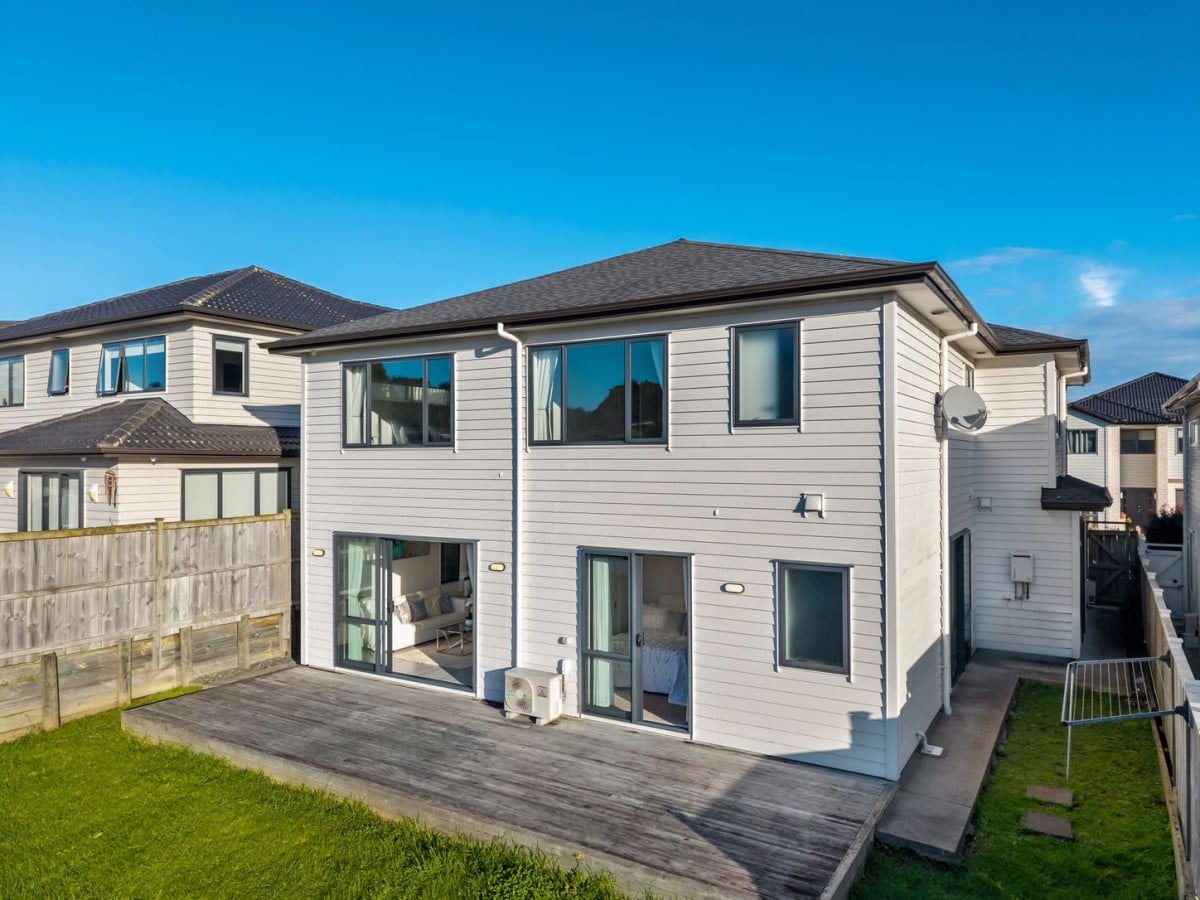 Mission Heights school zone, 2 Kitchens, Clever 1 + 5 layout, 6 beds (3 ensuites) 4.5 baths house, double garage, 34 Kilcooley Road, Flat Bush, Auckland