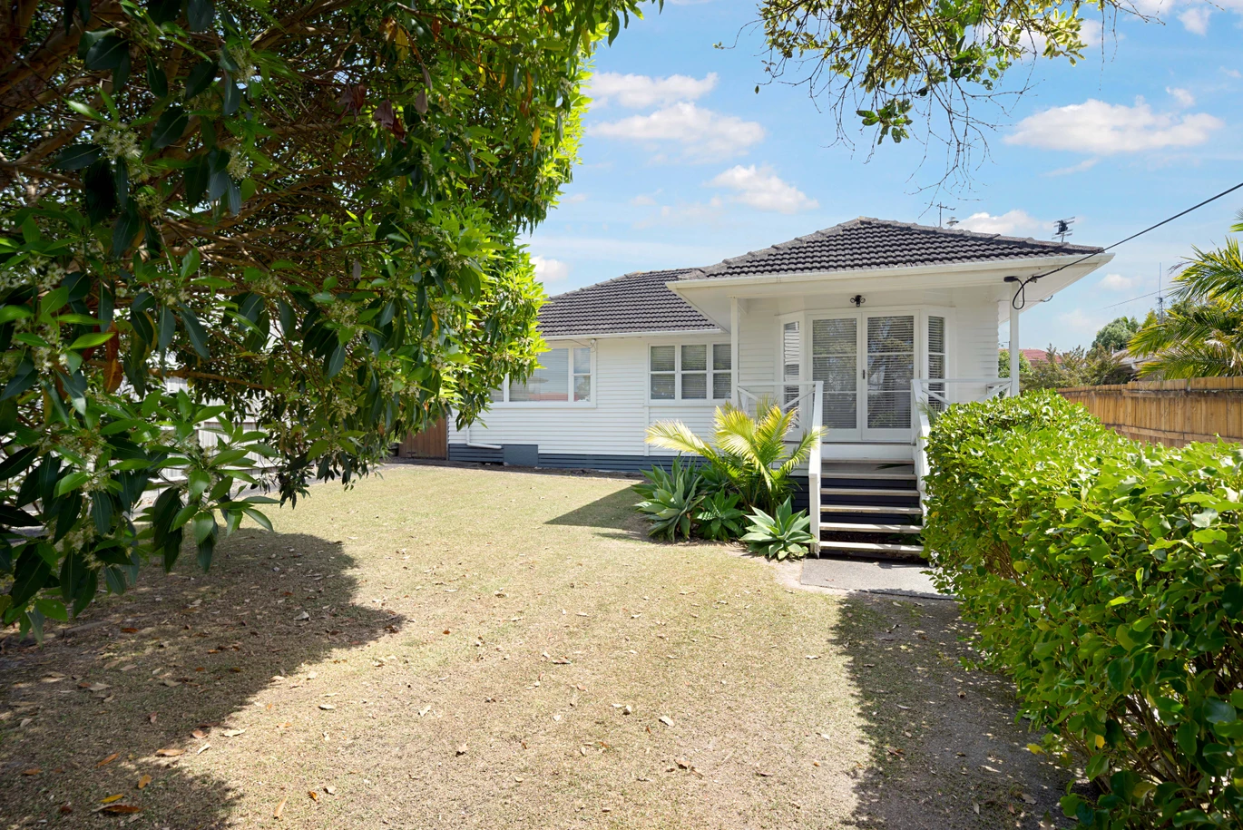 809m2 section, Must SELL ASAP, Due to mounting financial pressures, Forget the CV and ignore past prices, 4 beds 1.5 baths house wit garage, In zone for Freyberg Community School, Rangeview Intermediate, and Rutherford College. 16 Coniston Avenue Te Atatu South, Auckland