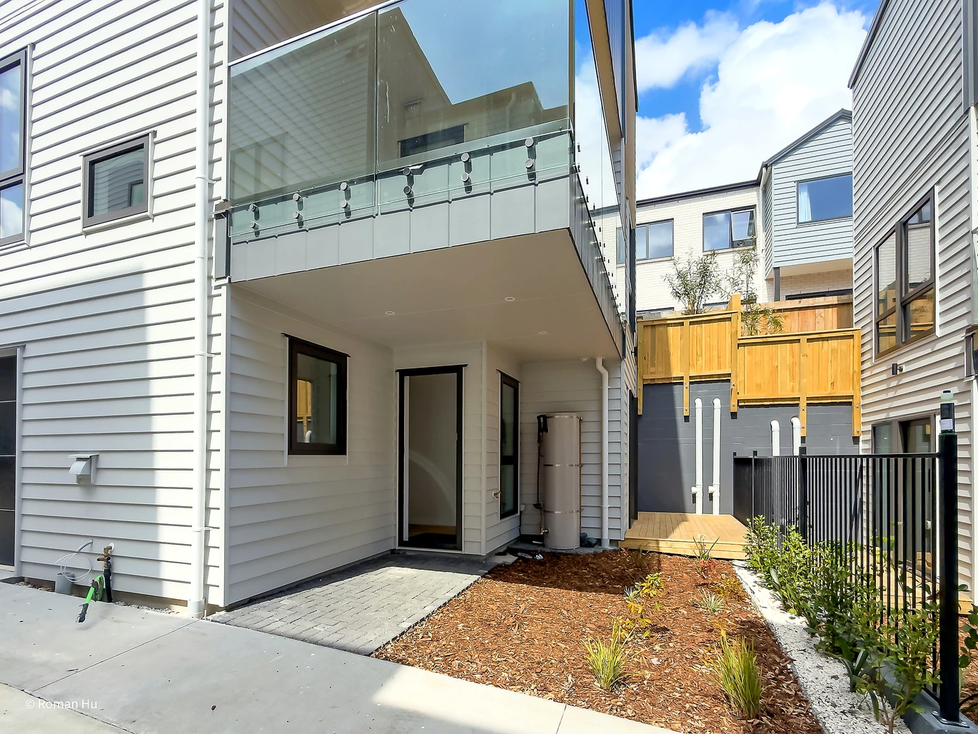 Brandnew 3 double bedrooms plus a dedicated home office/study 2.5 baths home with garage, zoned for Mangapikopiko School with elite ACG Strathallan just a short drive away. close to shops, motorway access, 25 Aratuhia Lane Rosehill, Auckland