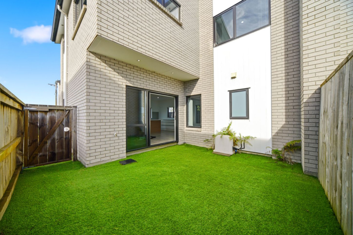 Vendor Cashing Up, Nearby Ranui Domain, 3 beds 1.5 baths home with car park, close to Ranui Train Station, schools, local shops, 15A Arney Road, Ranui, Auckland