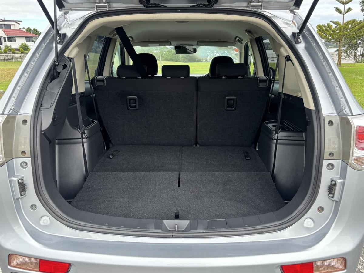 2013 Mitsubishi Outlander 2.4G 4WD 7 Seater, 5 Door, SUV, Automatic, Silver, 2400cc, Petrol, 90,336km