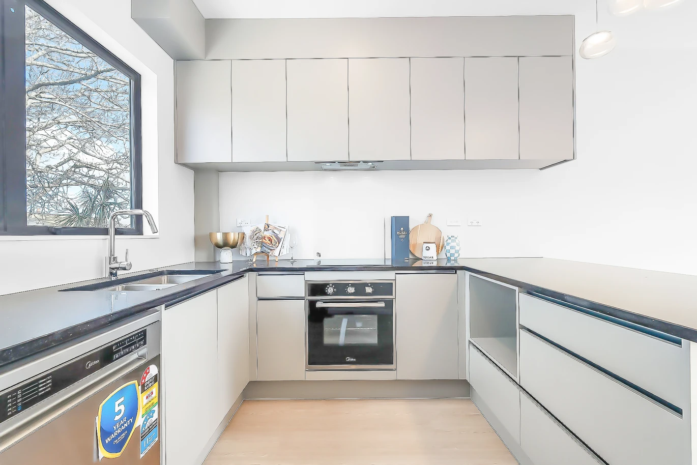 Urgent Sell, ASAP, Enquiries over $670K, 10-Year Master Build Guarantee. 140m2 Brandnew freehold 3 beds 2 baths home with garage, move-in ready, walk a mere 600m to Kelston Mall and Woolworths. 7/4052 Great North Road Glen Eden, Auckland