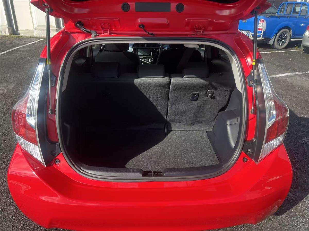 2015 Toyota Aqua Hatchback Automatic, 5 seats, Petrol, 1,496 cc, 119,748 km