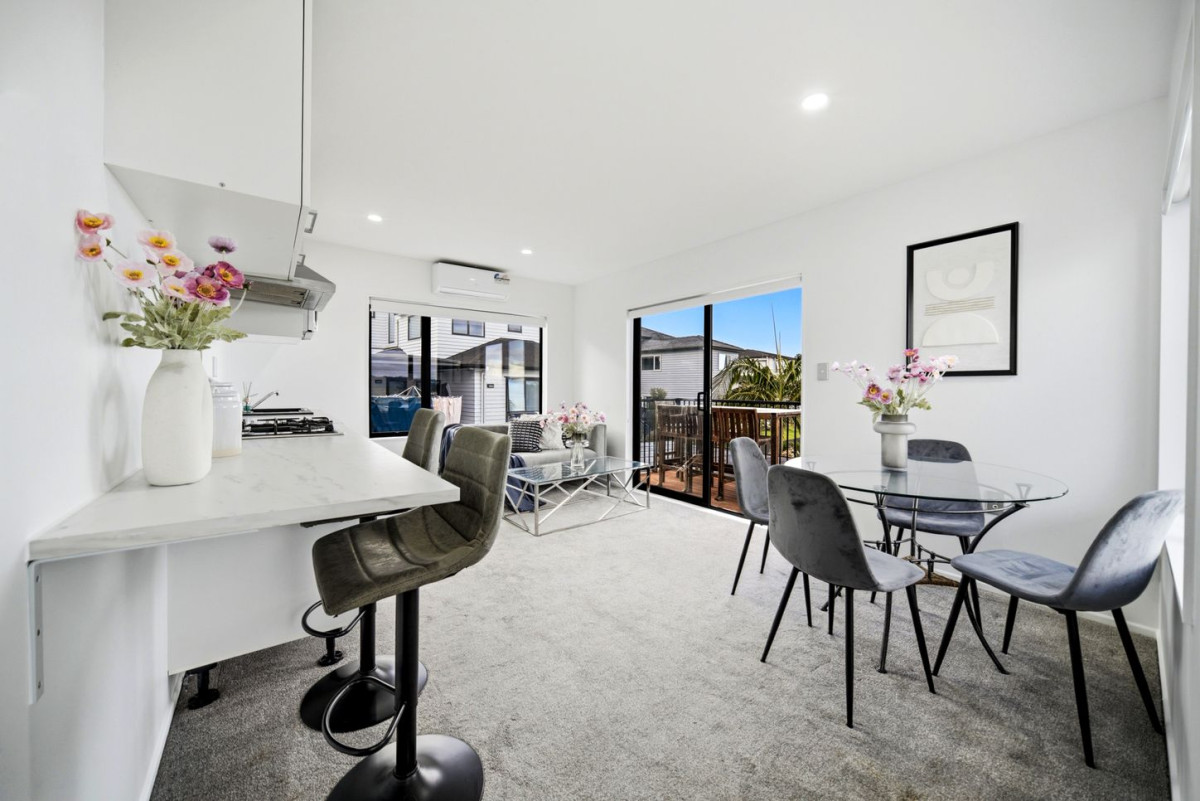 534m2 section, 253m2 5 beds (2 ensuites) 4 baths house with double garage, close to quality schools, parks, local shops, 14 San Casello Rise, Henderson, Auckland