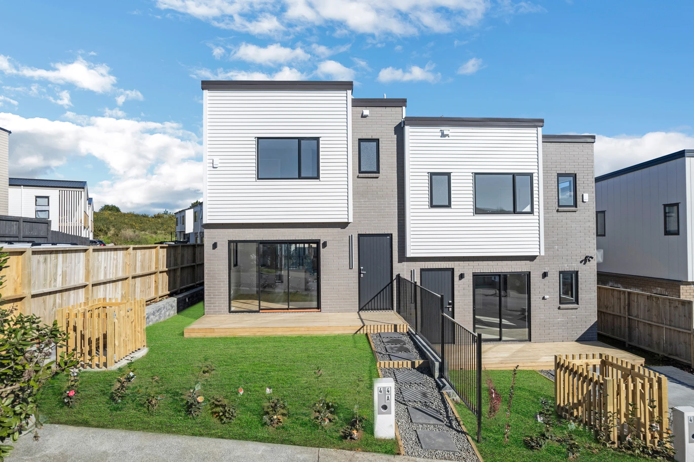 Brandnew 3 beds 2.5 bath duplex home with car park, easy access to Papakura town centre, 44B Crestview Rise Papakura, Auckland