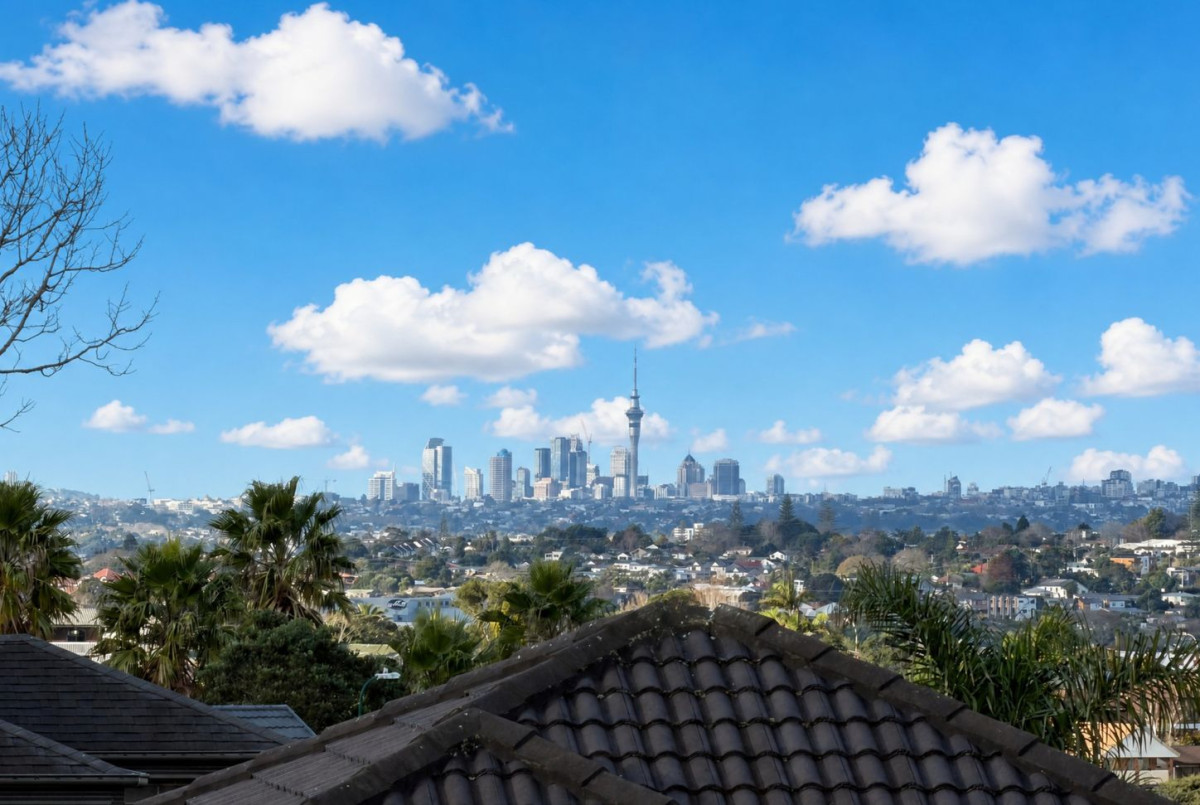 534m2 section, 253m2 5 beds (2 ensuites) 4 baths house with double garage, close to quality schools, parks, local shops, 14 San Casello Rise, Henderson, Auckland