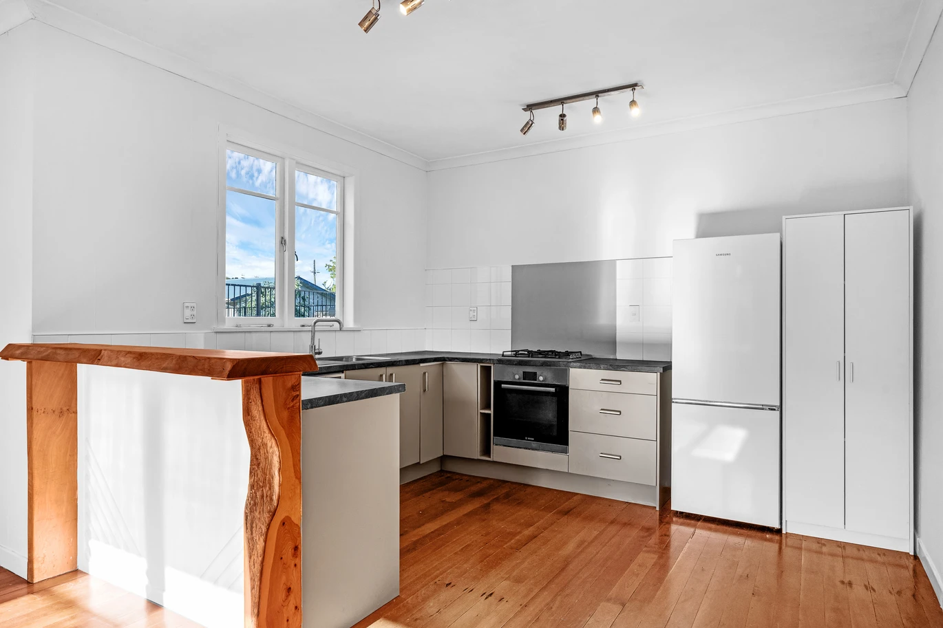 Standalone 3 beds 1 bath house with car park, close to schools, parks, town centre, easy motorway access, 1/39 Settlement Road Papakura, Auckland