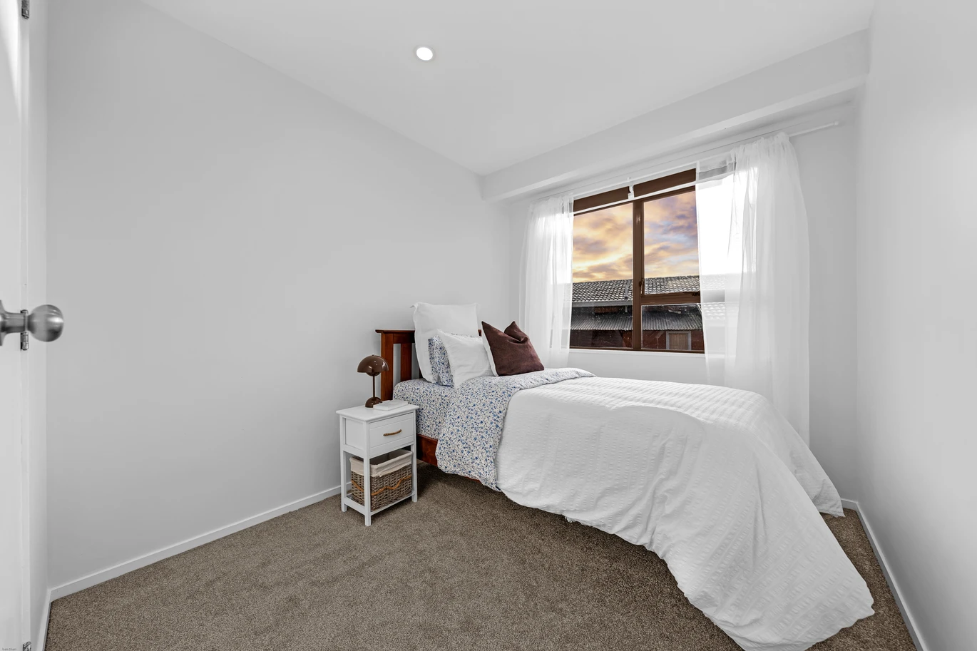 600m2 section, Renovated 4 beds 1.5 baths house, with front and rear deck and two 6×3 cabins, Close to local schools including Kia Aroha College/Campus and Redoubt North School, shops, motorway access, 48 Darnell Crescent Clover Park, Auckland