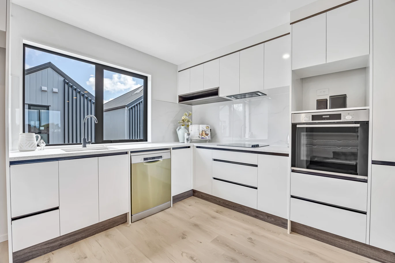Brandnew 3 beds 2.5 baths home with garage, 1 ensuite ground floor, close to Woolworths, shops, parks, schools, 3/25 Taikata Road Te Atatu Peninsula, Auckland