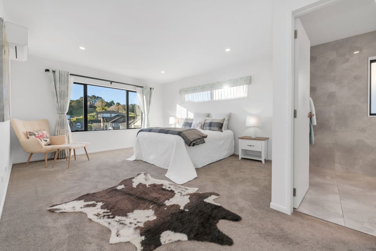 Mission Heights school zone, 2 Kitchens, Clever 1 + 5 layout, 6 beds (3 ensuites) 4.5 baths house, double garage, 34 Kilcooley Road, Flat Bush, Auckland