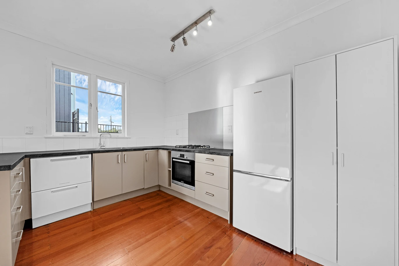 Standalone 3 beds 1 bath house with car park, close to schools, parks, town centre, easy motorway access, 1/39 Settlement Road Papakura, Auckland