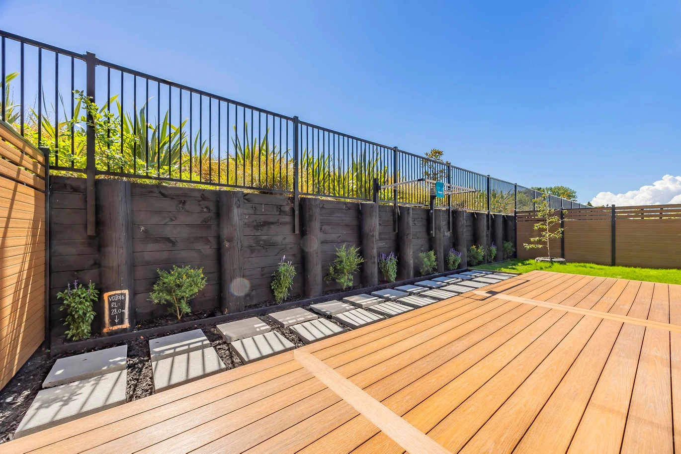 10-Year Master Build Guarantee, Brandnew 3 beds 3 baths duplex home with garage, close proximity to highly-regarded kindergartens and primary schools, and is handy to the vibrant cafes, shops, and amenities of the Kumeu Town Centre. 89 Podgora Avenue Huapai, Auckland