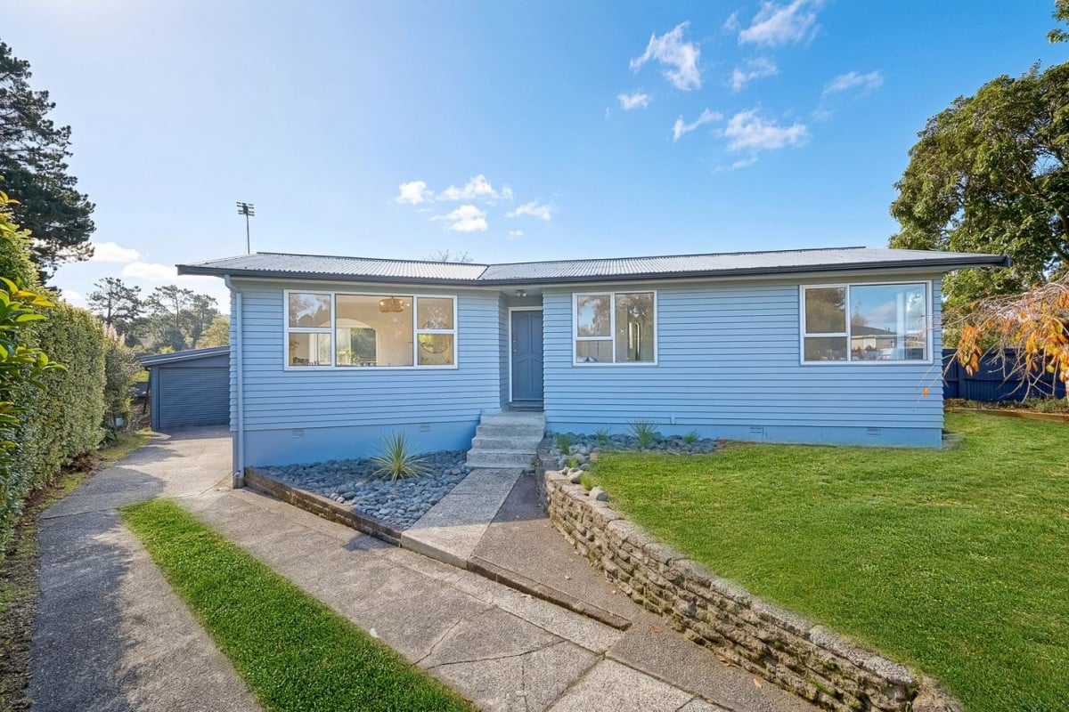 Motivated Vendor with Retirement Plans, 615m2 section, Renovated 3 beds + Flexi room 1 bath house with standalone double garage, close to schools, Lincoln Road’s shops, supermarkets, motorway access, 85 Riverpark Crescent, Henderson, Auckland