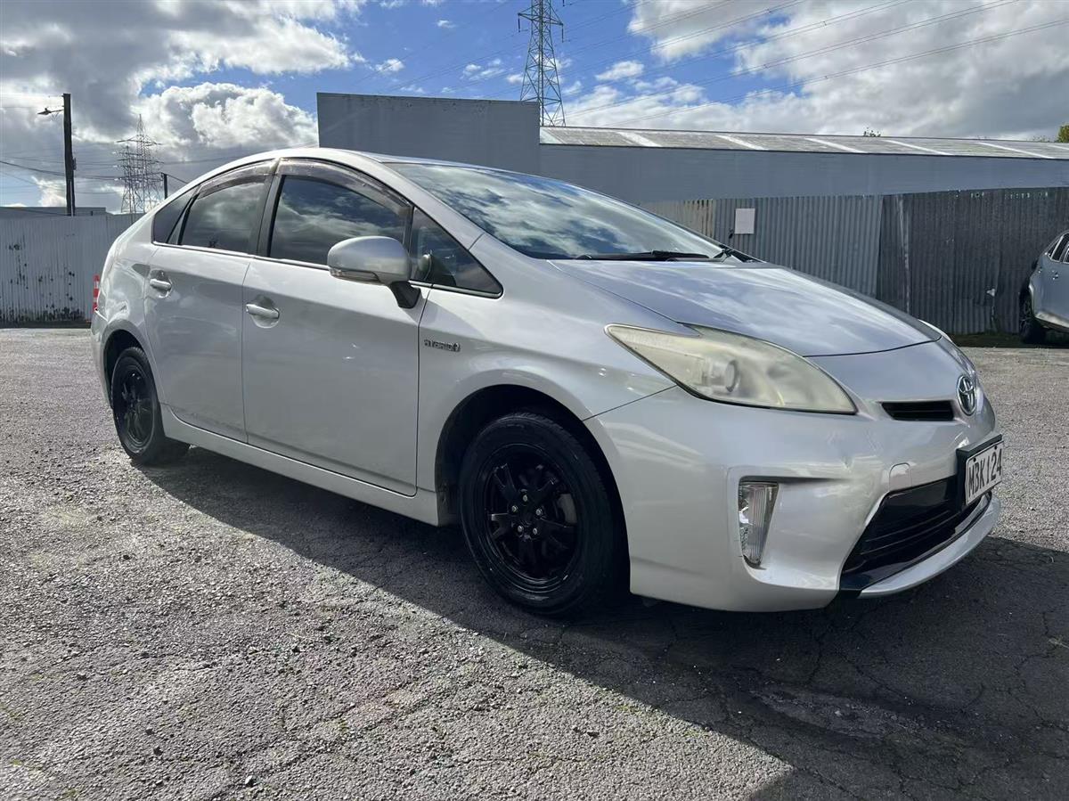 2013 Toyota Prius Hatchback Automatic, 5 seats, Silver, 3 owners, Petrol, 1,790 cc, 402,044 km
