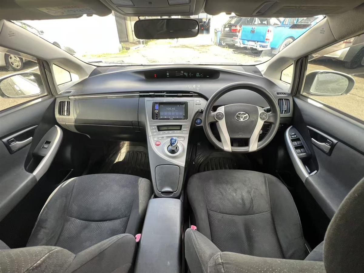 2013 Toyota Prius Hatchback Automatic, 5 seats, Silver, 3 owners, Petrol, 1,790 cc, 402,044 km