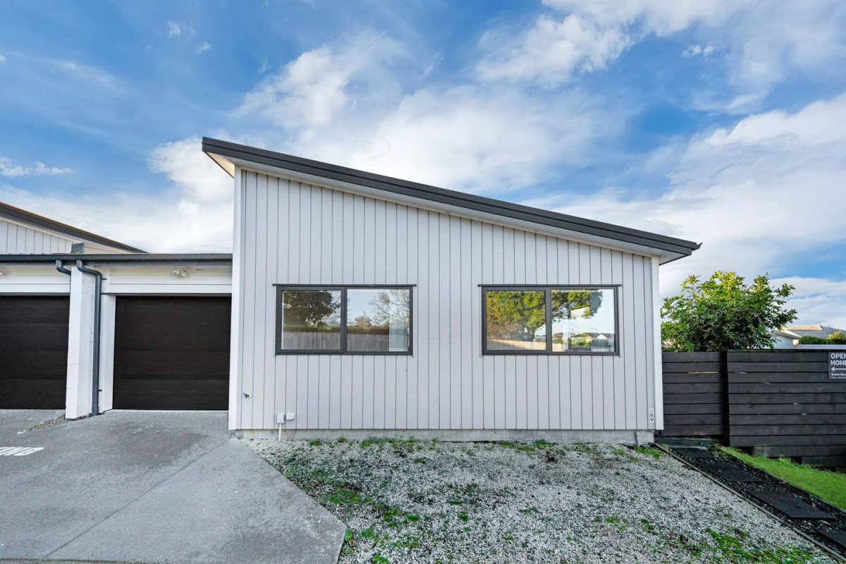 Must sell, 3 beds 2 baths home with garage on 205m2 section, located within walking distance to shops, supermarkets, cinemas, schools, 61a Wellington Street, Pukekohe, Auckland