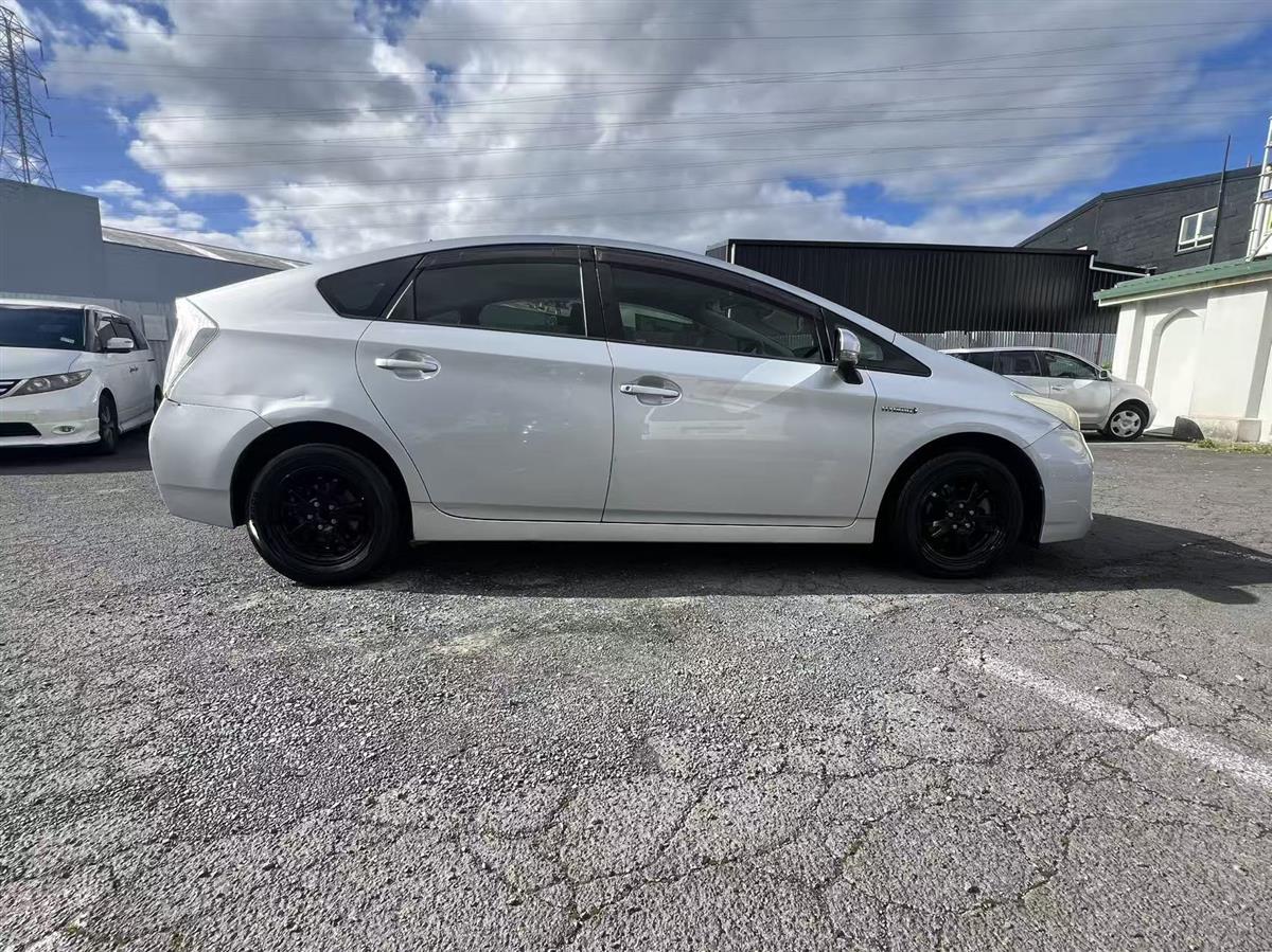 2013 Toyota Prius Hatchback Automatic, 5 seats, Silver, 3 owners, Petrol, 1,790 cc, 402,044 km