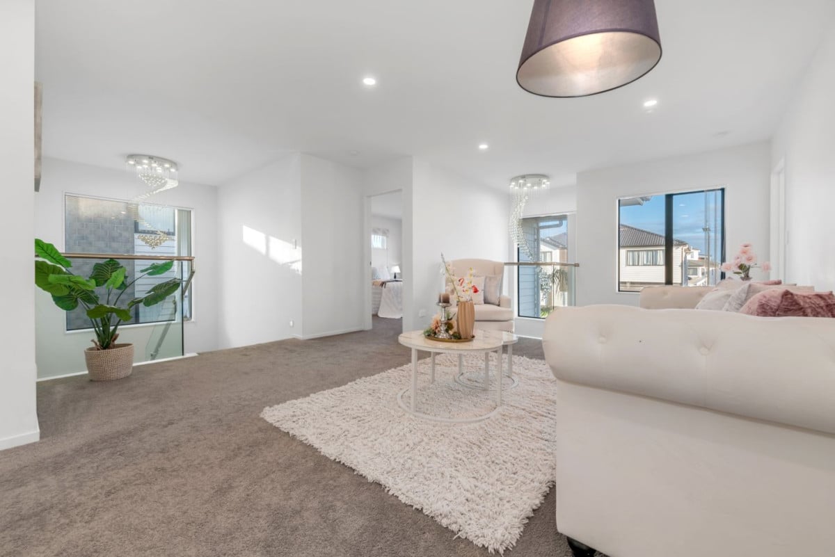 Mission Heights school zone, 2 Kitchens, Clever 1 + 5 layout, 6 beds (3 ensuites) 4.5 baths house, double garage, 34 Kilcooley Road, Flat Bush, Auckland