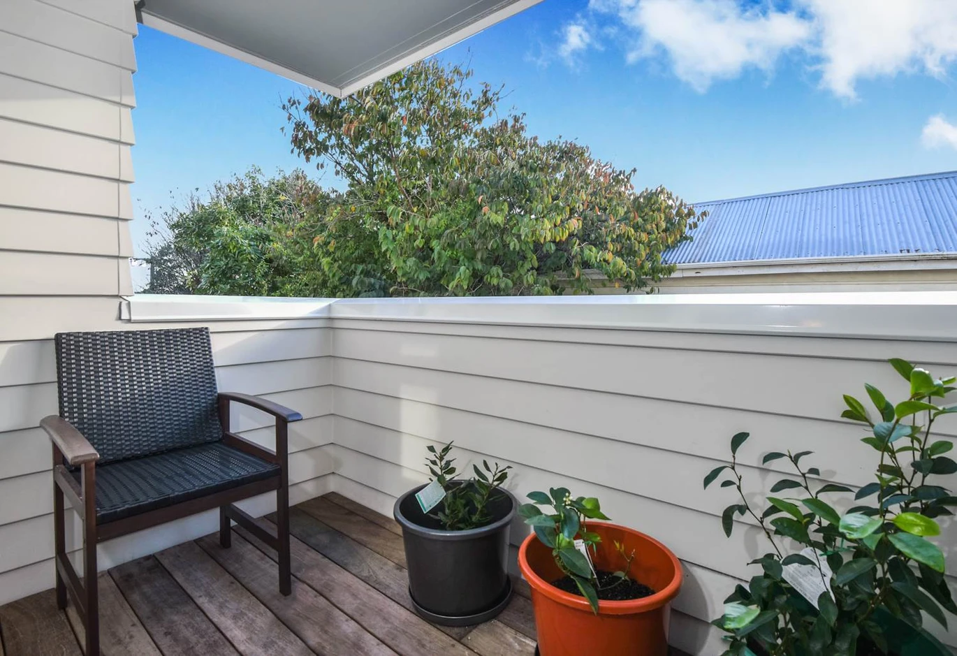 Motivated vendor wants it go, Double Grammar school zone, 2 beds 1 bath apartment, with a secure lock-up garage plus additional storage downstairs. close to shops, supermarket, schools, zoned for Auckland Grammar and Epsom Girls Grammar school, 38B Horoeka Avenue Mount Eden, Auckland