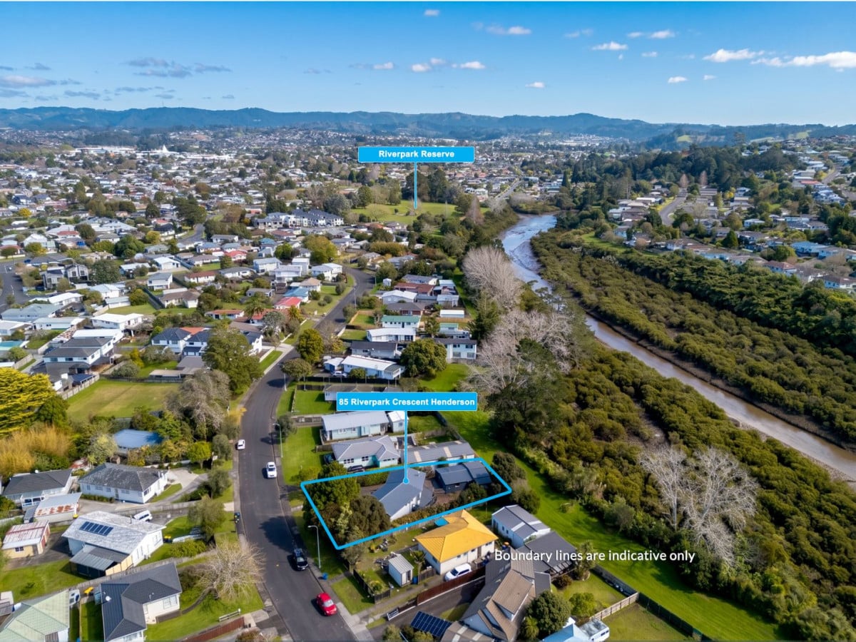 Motivated Vendor with Retirement Plans, 615m2 section, Renovated 3 beds + Flexi room 1 bath house with standalone double garage, close to schools, Lincoln Road’s shops, supermarkets, motorway access, 85 Riverpark Crescent, Henderson, Auckland