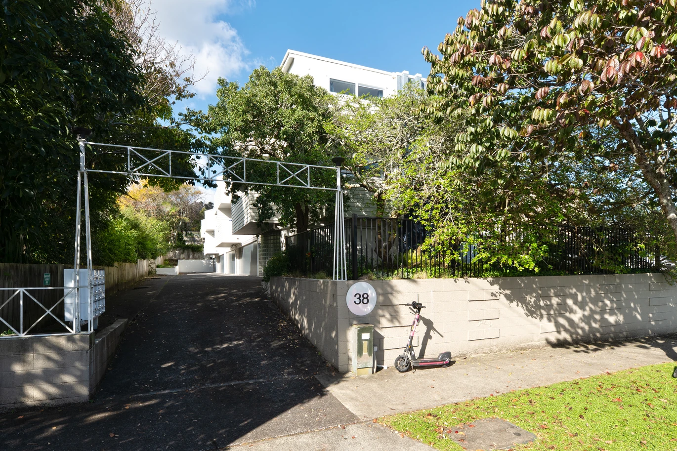 Motivated vendor wants it go, Double Grammar school zone, 2 beds 1 bath apartment, with a secure lock-up garage plus additional storage downstairs. close to shops, supermarket, schools, zoned for Auckland Grammar and Epsom Girls Grammar school, 38B Horoeka Avenue Mount Eden, Auckland