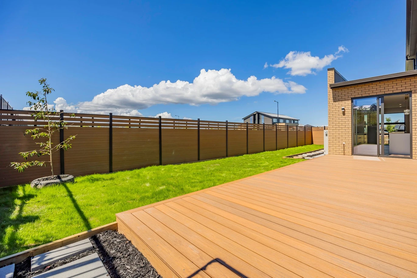 10-Year Master Build Guarantee, Brandnew 3 beds 3 baths duplex home with garage, close proximity to highly-regarded kindergartens and primary schools, and is handy to the vibrant cafes, shops, and amenities of the Kumeu Town Centre. 89 Podgora Avenue Huapai, Auckland