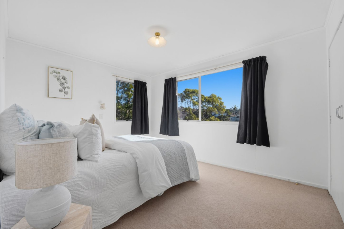 Rangitoto College zone, Home and income on 728m2 section, 171m2 4 beds 2 baths house with garage, The property provides flexible accommodation options, close to schools, Browns Bay village, beach, 4 Redwing Street, Browns Bay, Auckland