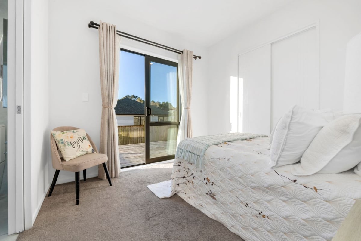 Mission Heights school zone, 2 Kitchens, Clever 1 + 5 layout, 6 beds (3 ensuites) 4.5 baths house, double garage, 34 Kilcooley Road, Flat Bush, Auckland