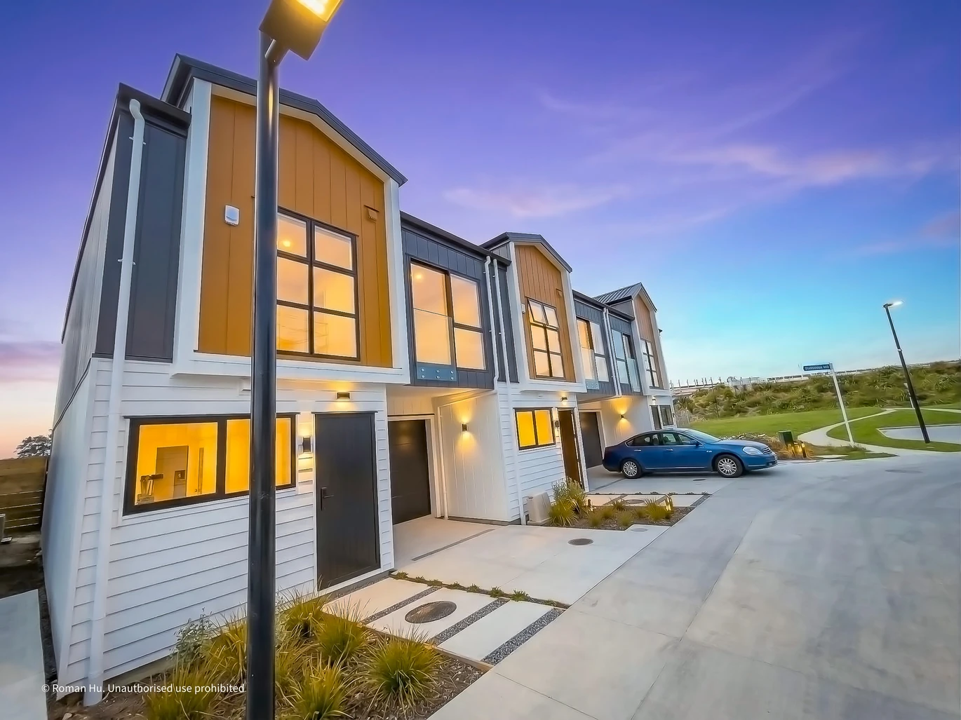 Brandnew 3 double bedrooms plus a dedicated home office/study 2.5 baths home with garage, zoned for Mangapikopiko School with elite ACG Strathallan just a short drive away. close to shops, motorway access, 25 Aratuhia Lane Rosehill, Auckland