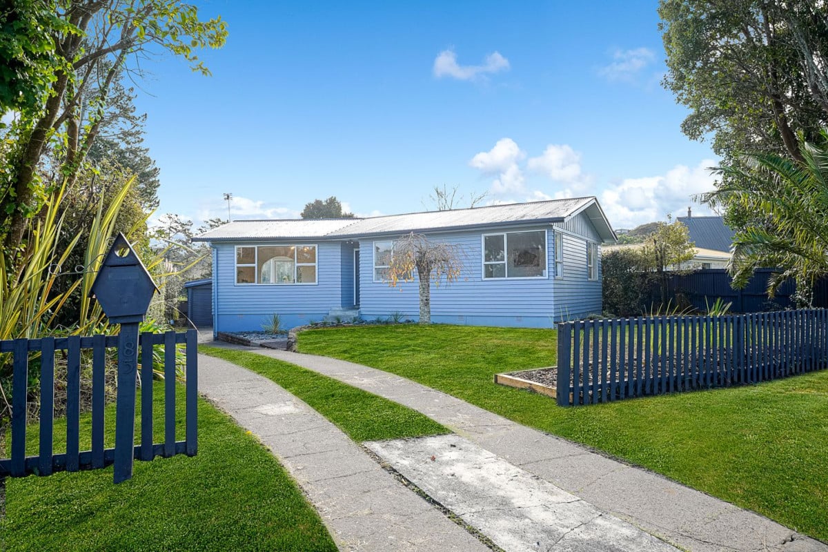 Motivated Vendor with Retirement Plans, 615m2 section, Renovated 3 beds + Flexi room 1 bath house with standalone double garage, close to schools, Lincoln Road’s shops, supermarkets, motorway access, 85 Riverpark Crescent, Henderson, Auckland