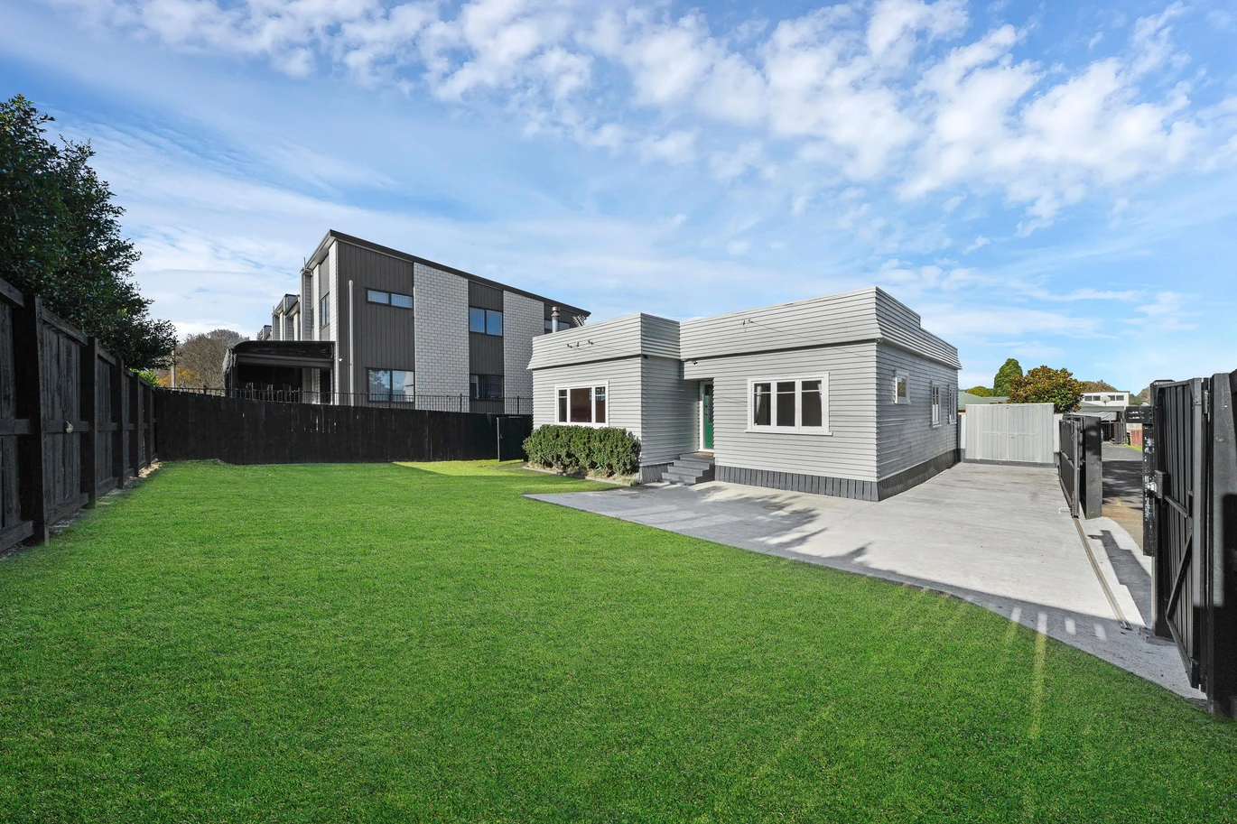 Standalone 3 beds 1 bath house with car park, close to schools, parks, town centre, easy motorway access, 1/39 Settlement Road Papakura, Auckland