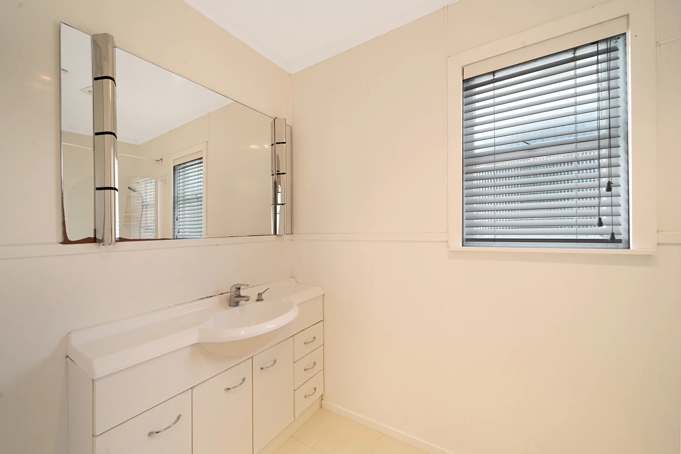 809m2 section, Must SELL ASAP, Due to mounting financial pressures, Forget the CV and ignore past prices, 4 beds 1.5 baths house wit garage, In zone for Freyberg Community School, Rangeview Intermediate, and Rutherford College. 16 Coniston Avenue Te Atatu South, Auckland